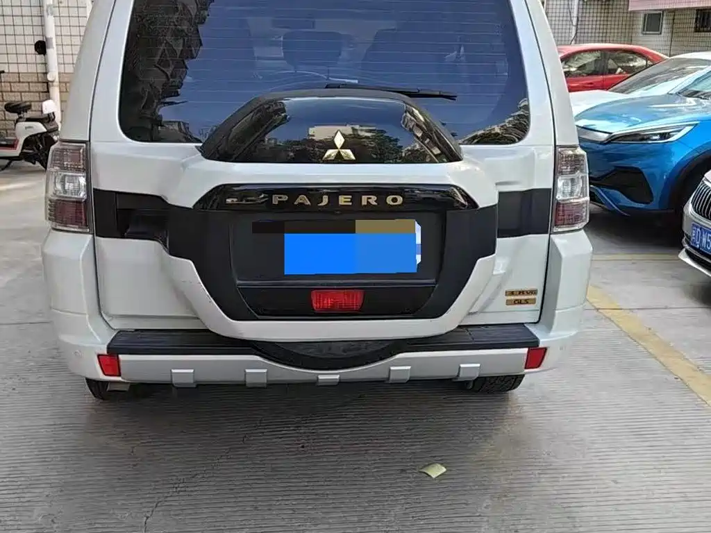 Mitsubishi Pajero (Import) — миниатюра 9