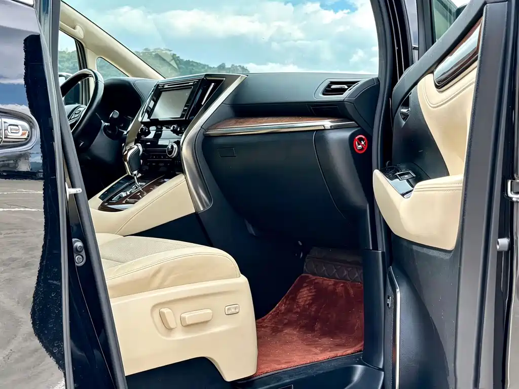 Toyota Alphard — миниатюра 7