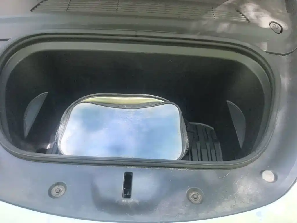 Tesla Model Y — миниатюра 16