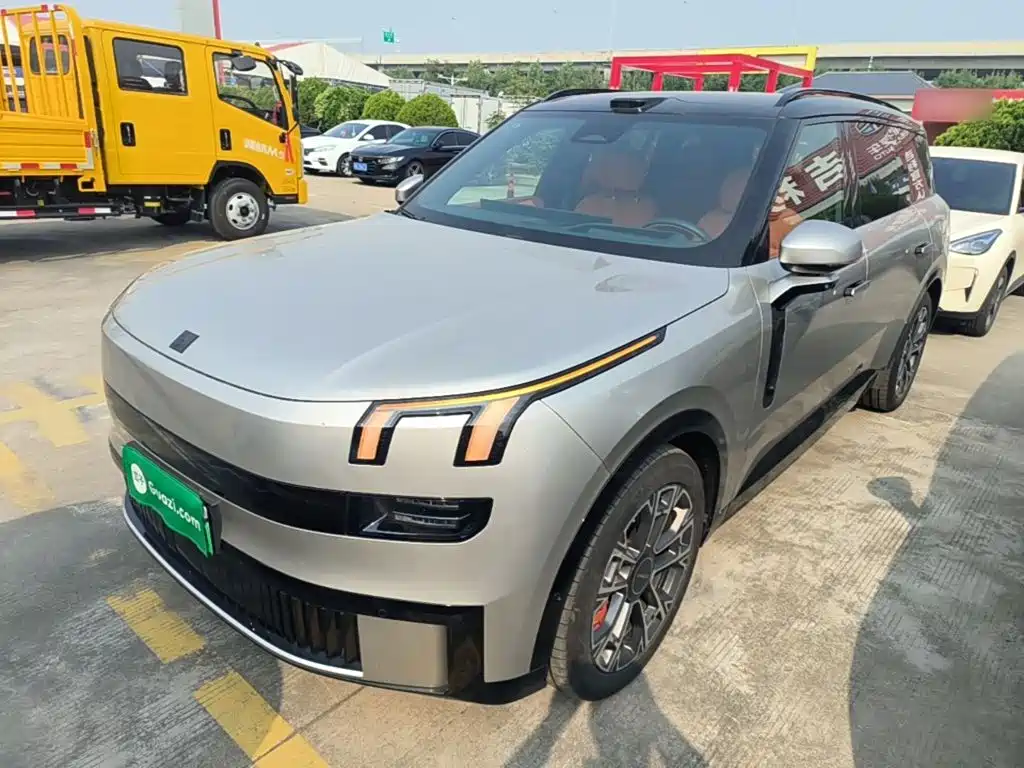 Lynk & Co 900