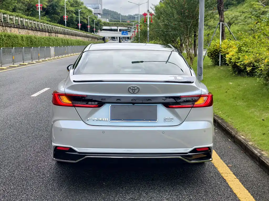 Toyota Camry — миниатюра 3