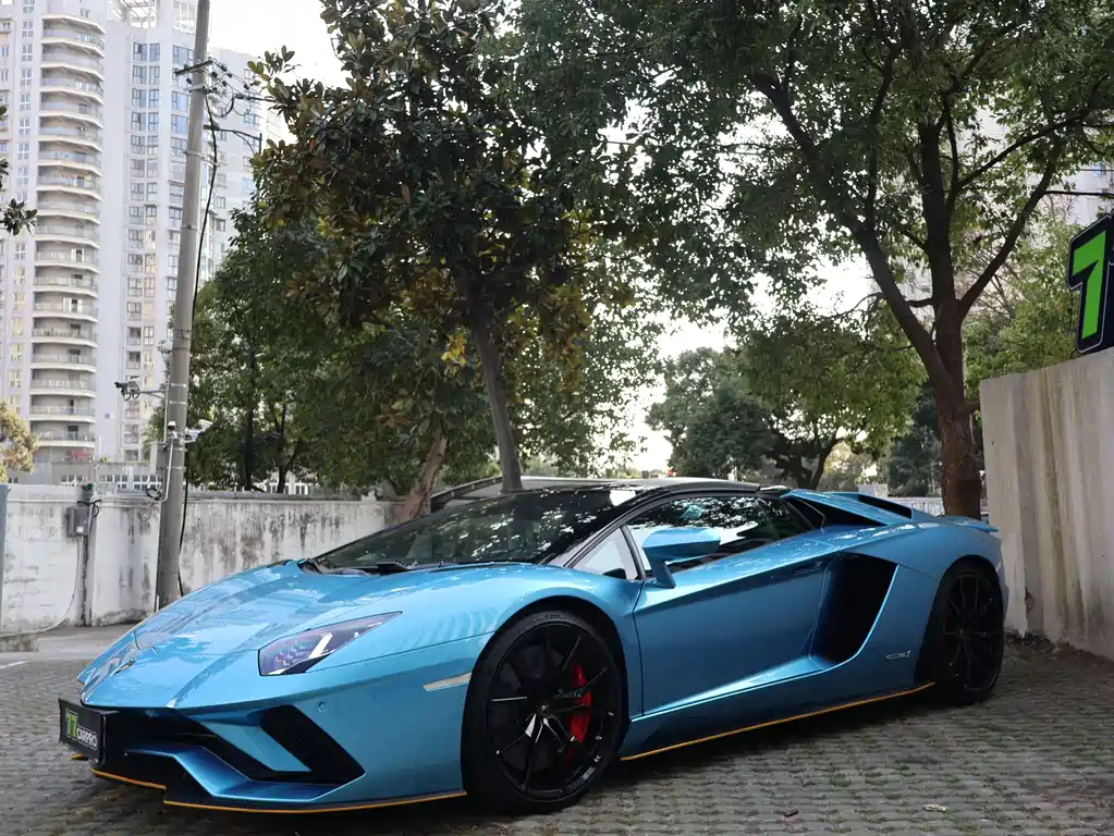 LAMBORGHINI AVENTADOR