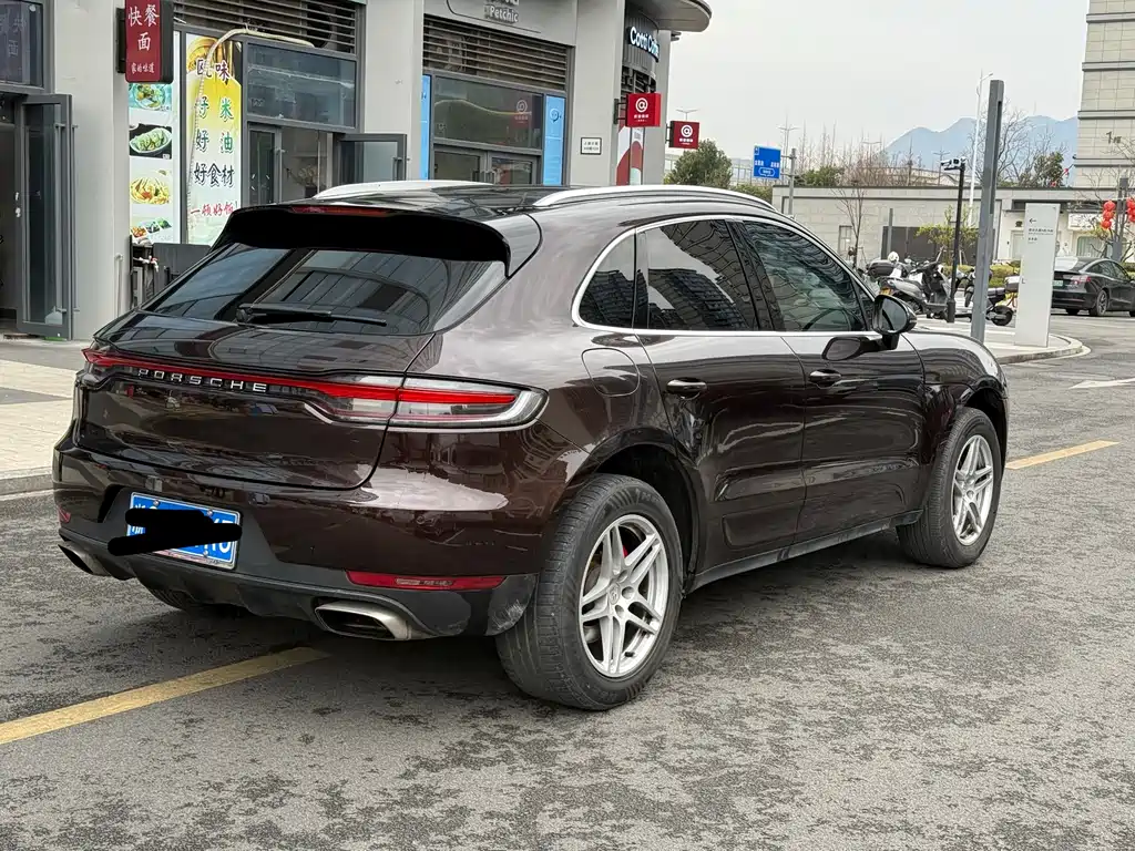 PORSCHE MACAN