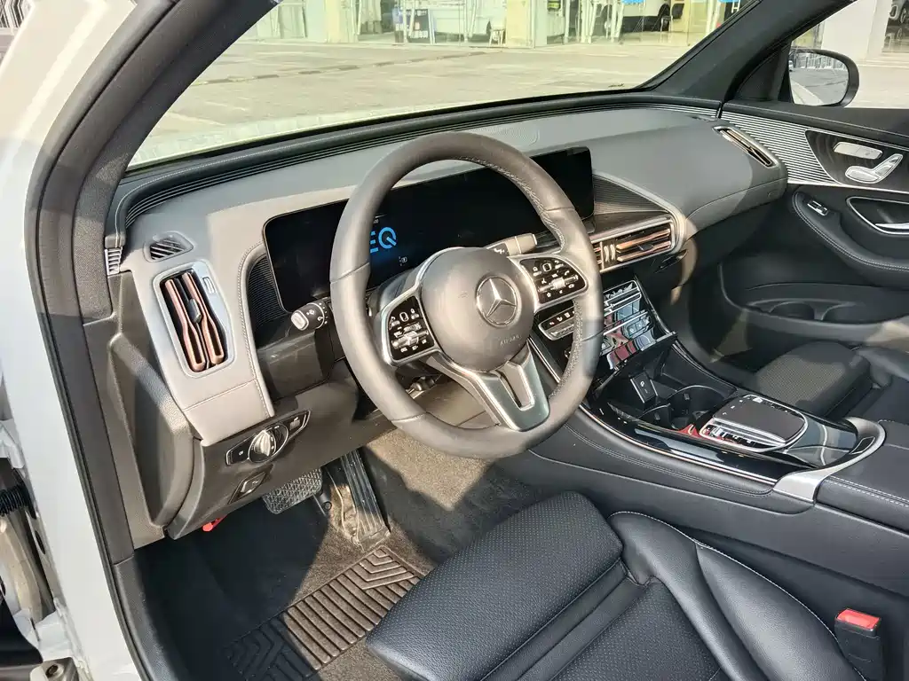 Mercedes-Benz EQC — миниатюра 12