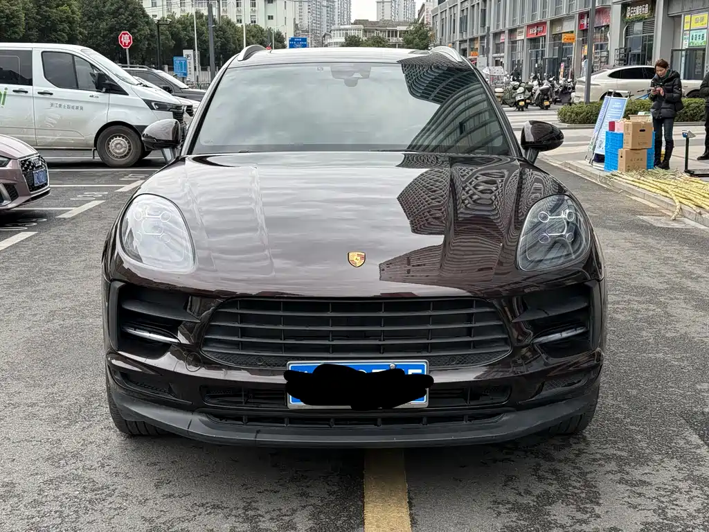 PORSCHE MACAN