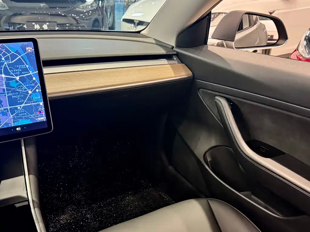 Tesla Model 3 — миниатюра 12