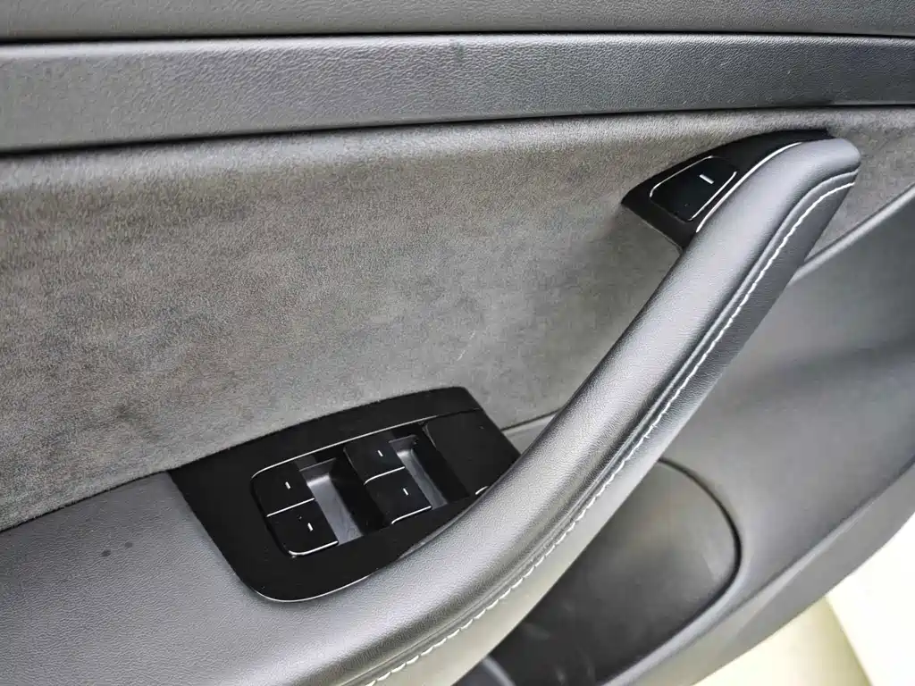 Tesla Model 3 — миниатюра 16