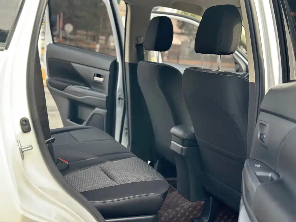 MITSUBISHI OUTLANDER