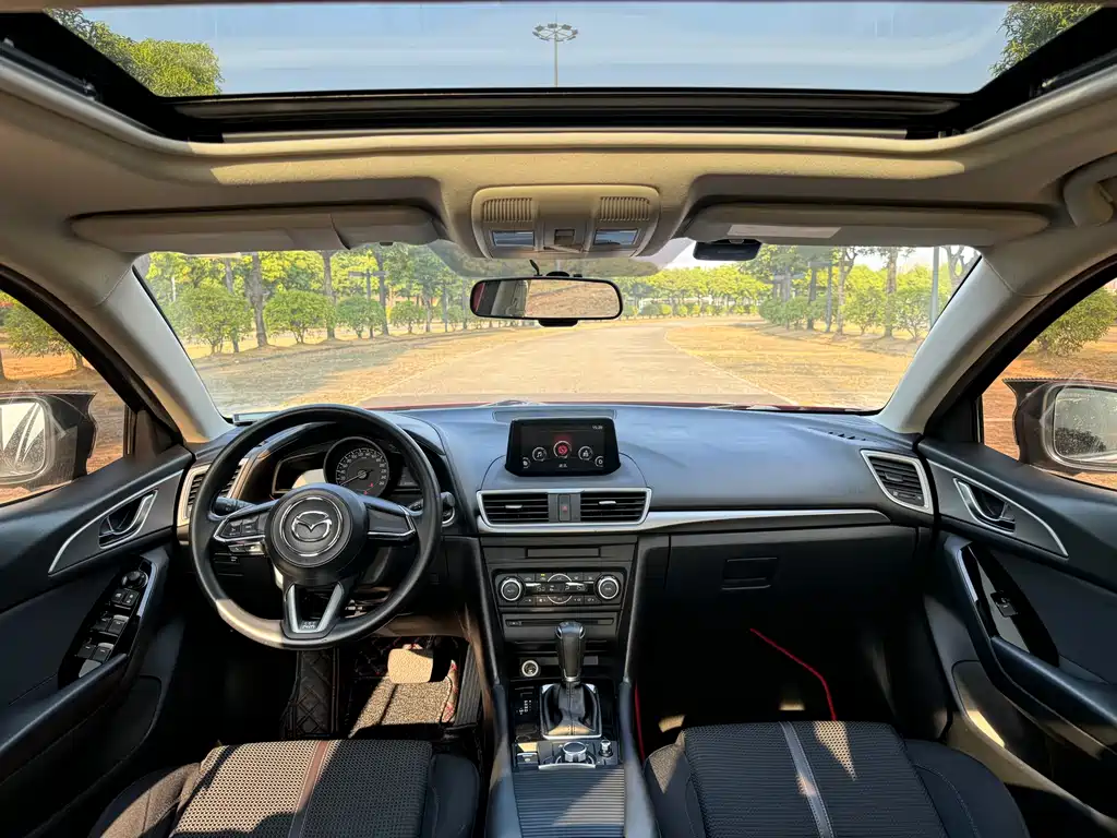 Mazda Mazda3 3 2017 1.5L AT Luxury V