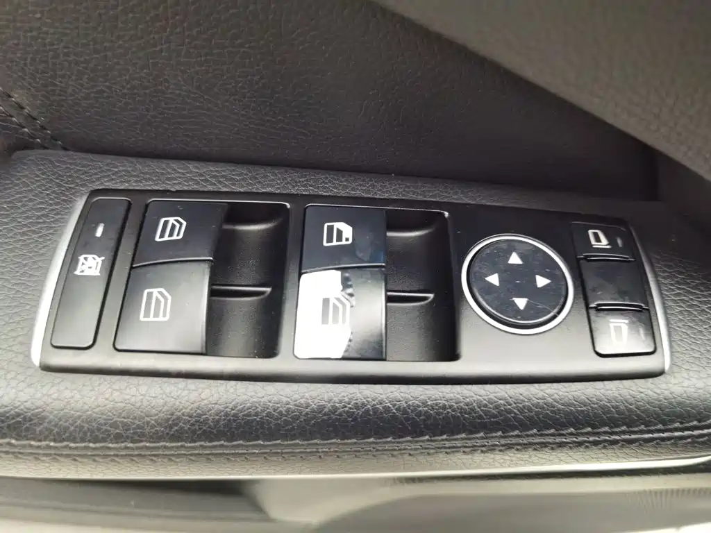 Mercedes-Benz E-Class — миниатюра 9