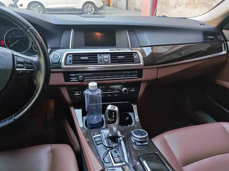BMW 5 Series — миниатюра 12