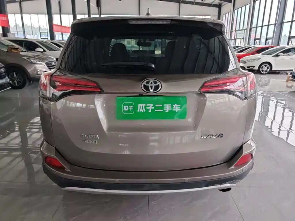 Toyota RAV4 — миниатюра 6