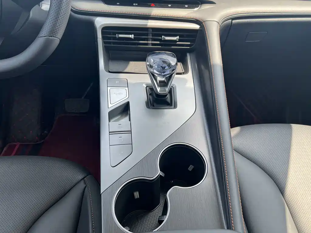Roewe RX5 — миниатюра 9
