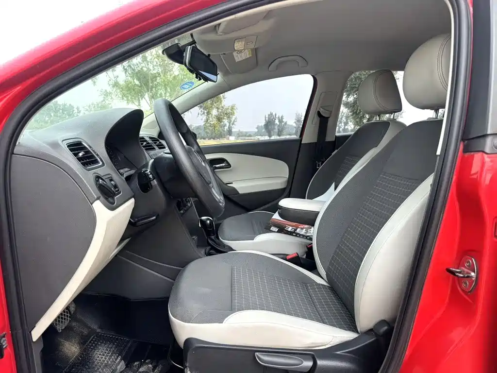 Volkswagen Polo 2014 1.4L AT Comfort