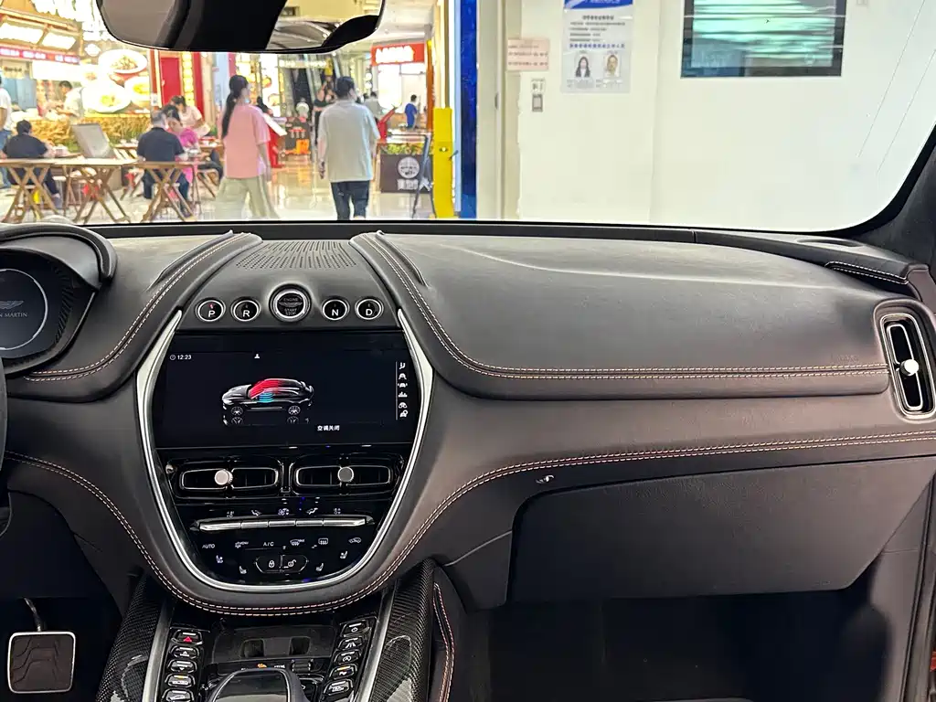 Aston Martin DBX — миниатюра 18