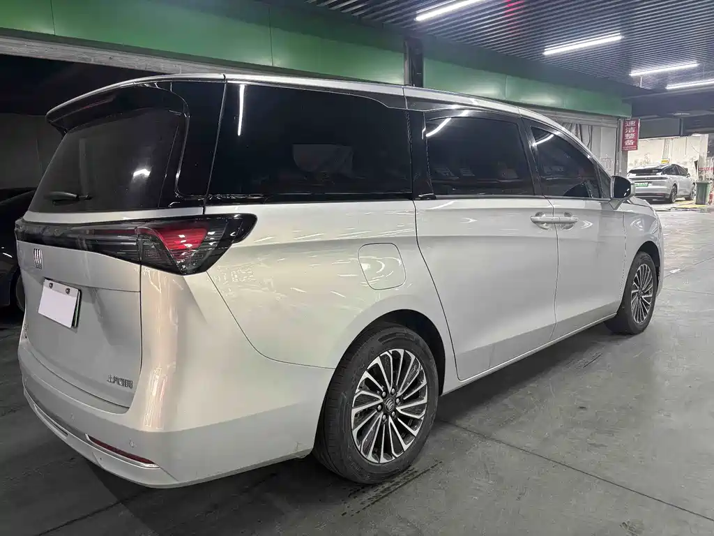 Buick GL8 Hybrid — миниатюра 7