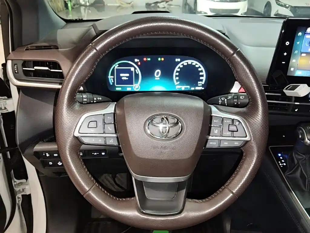 Toyota Granvia — миниатюра 11