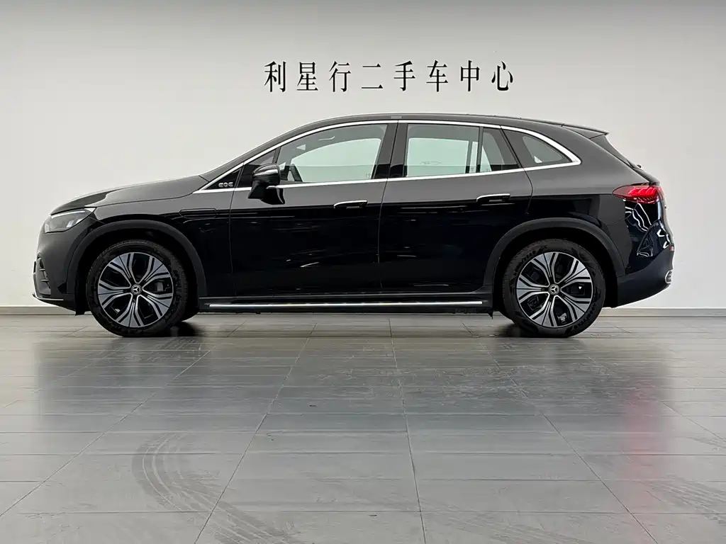 Mercedes-Benz EQE SUV — миниатюра 8
