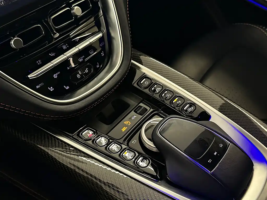 Aston Martin DBX — миниатюра 23