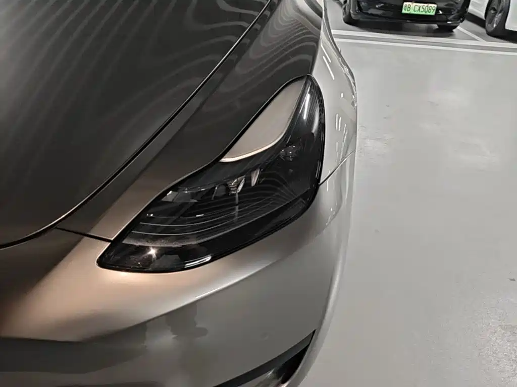 Tesla Model Y — миниатюра 24