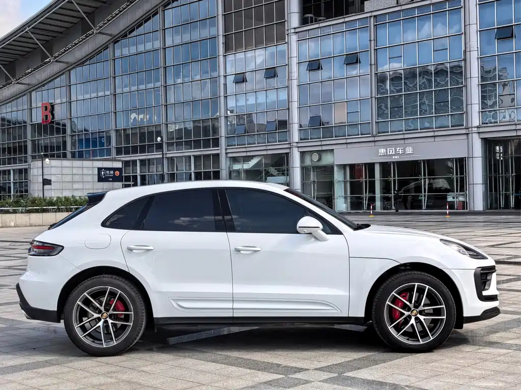 PORSCHE MACAN