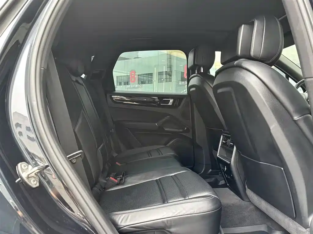 Porsche Cayenne — миниатюра 17