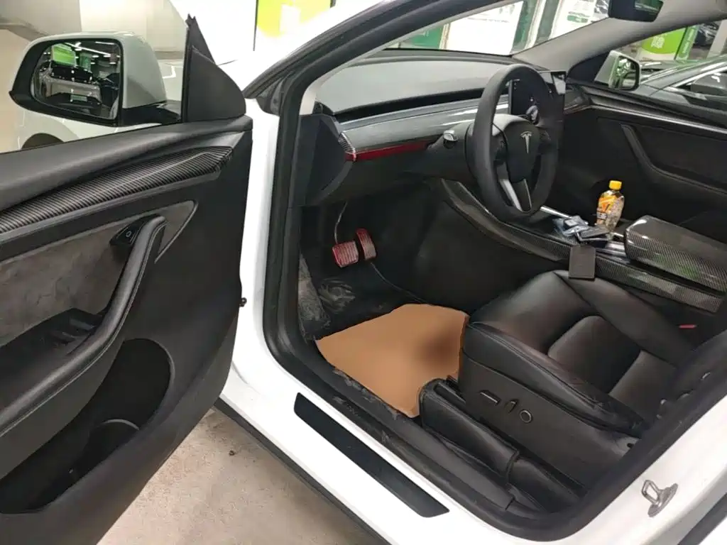 Tesla Model Y — миниатюра 16