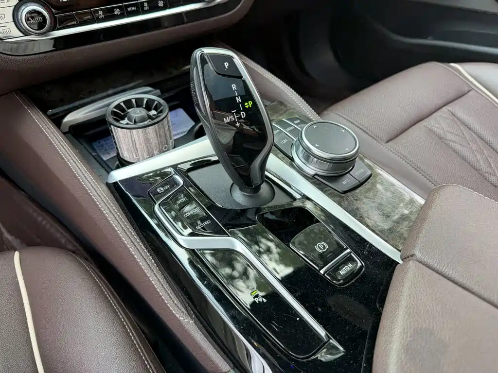 BMW 5 Series — миниатюра 9
