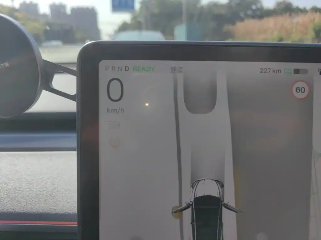 Tesla Model Y — миниатюра 7