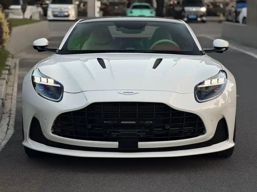 Aston Martin DB12 — миниатюра 4