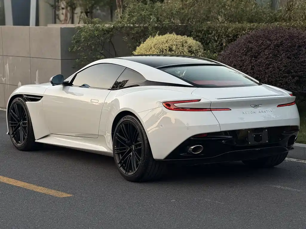 Aston Martin DB12 — миниатюра 3