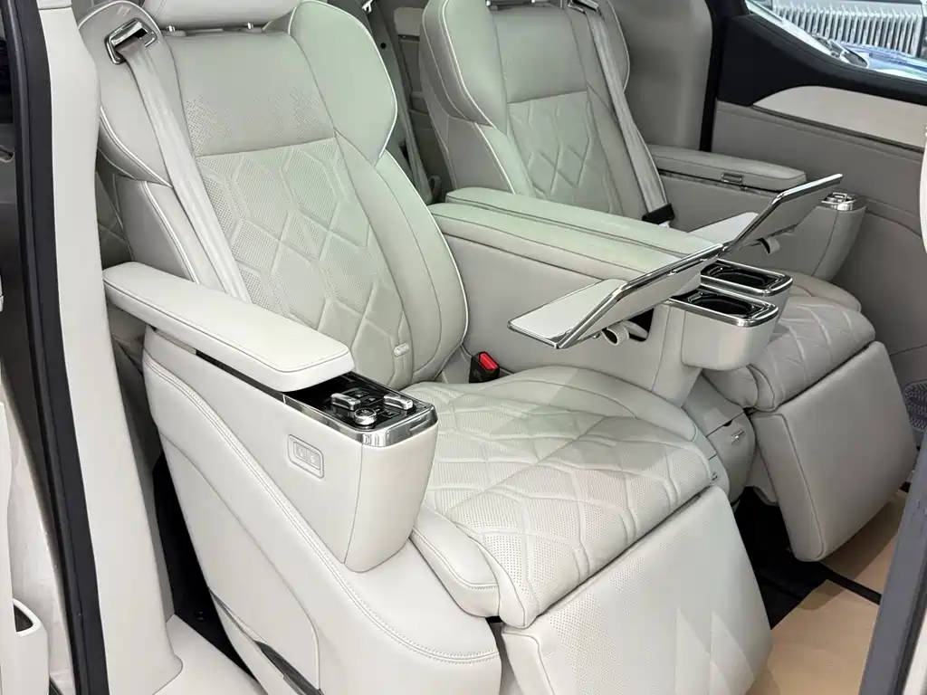 Volvo EM90 2025 Ultra мест