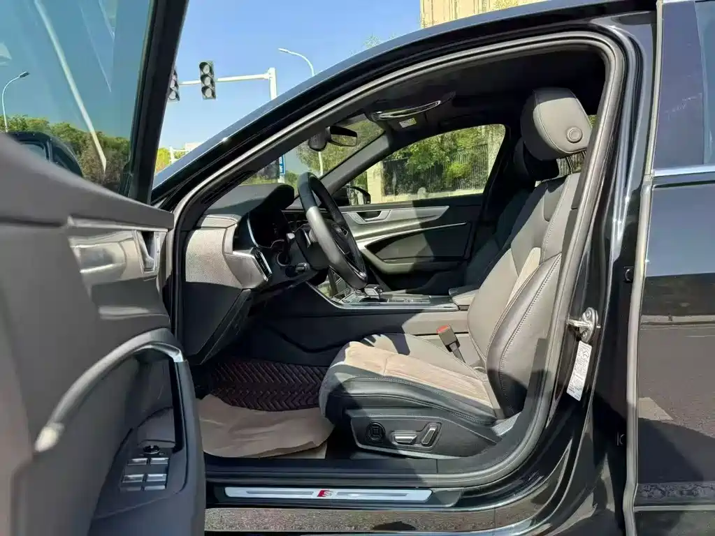 Audi A6L 2023 40 TFSI Luxury