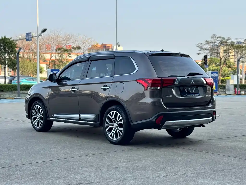 MITSUBISHI OUTLANDER