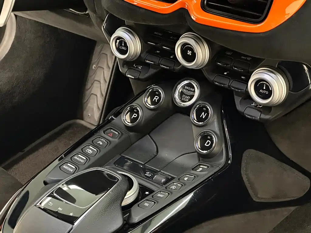 Aston Martin V8 Vantage — миниатюра 17