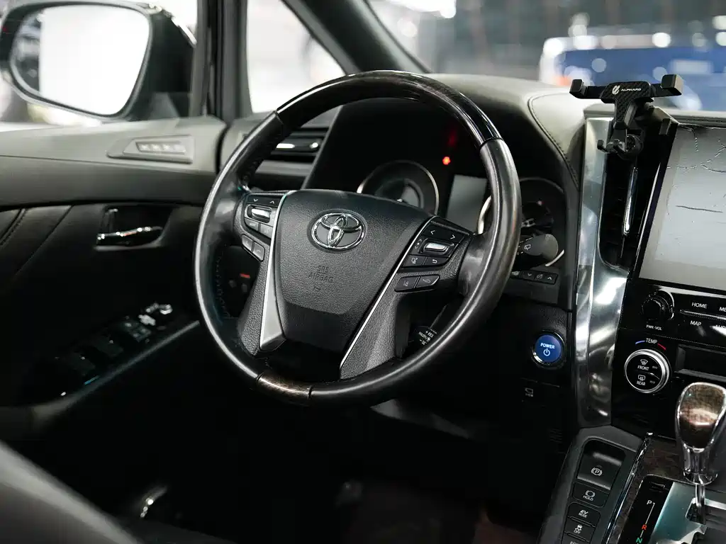 Toyota Alphard — миниатюра 30