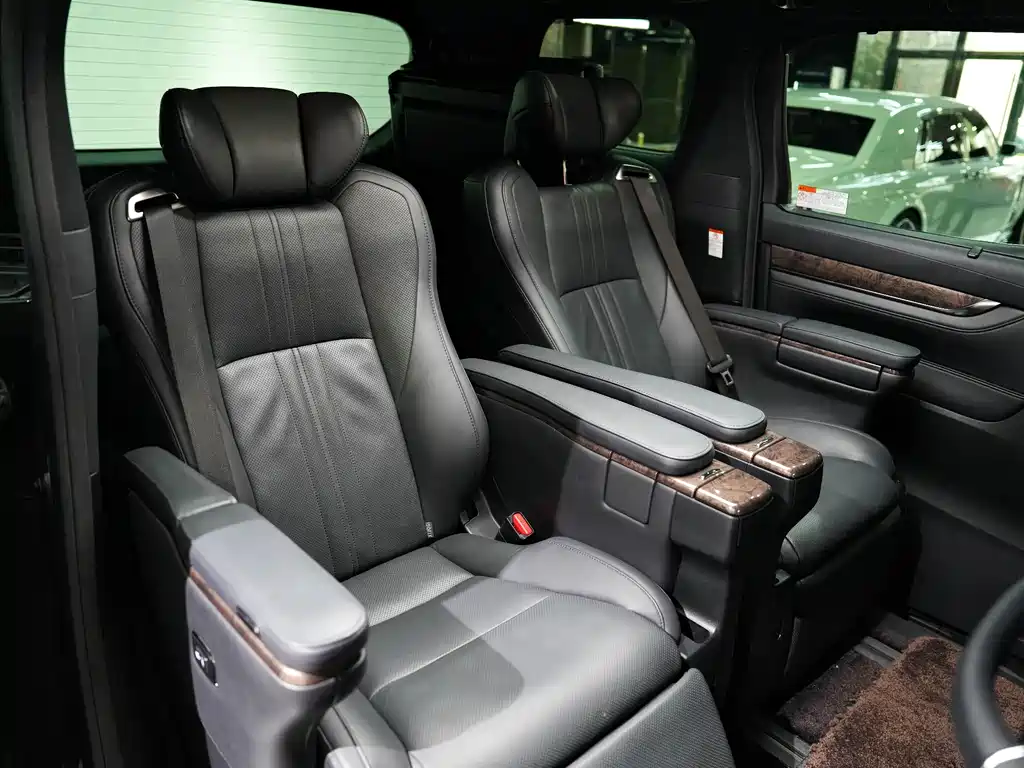 Toyota Alphard — миниатюра 28