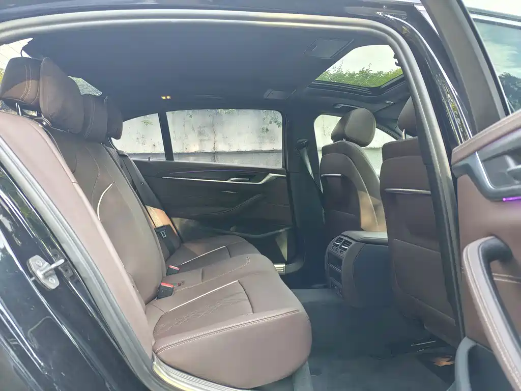 BMW 5 Series New Energy — миниатюра 8