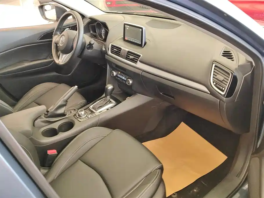 Mazda Mazda3 3 2014 1.5L AT Luxury