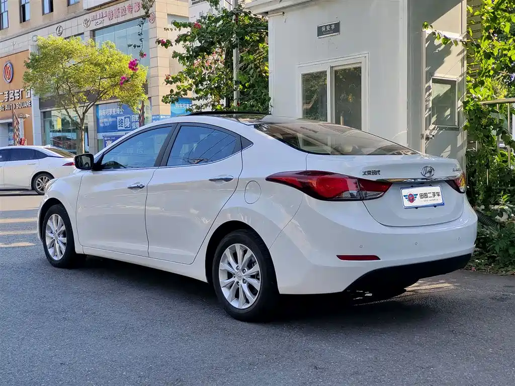 Hyundai Elantra 2016 1.6L AT Luxury