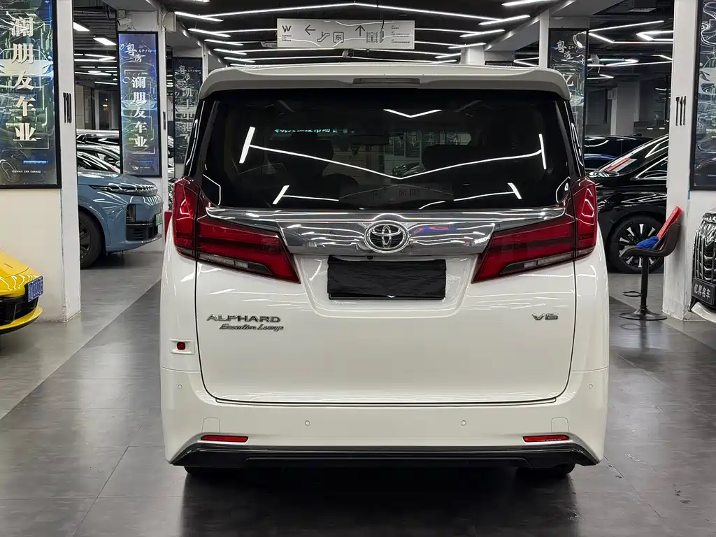 Toyota Alphard — миниатюра 11