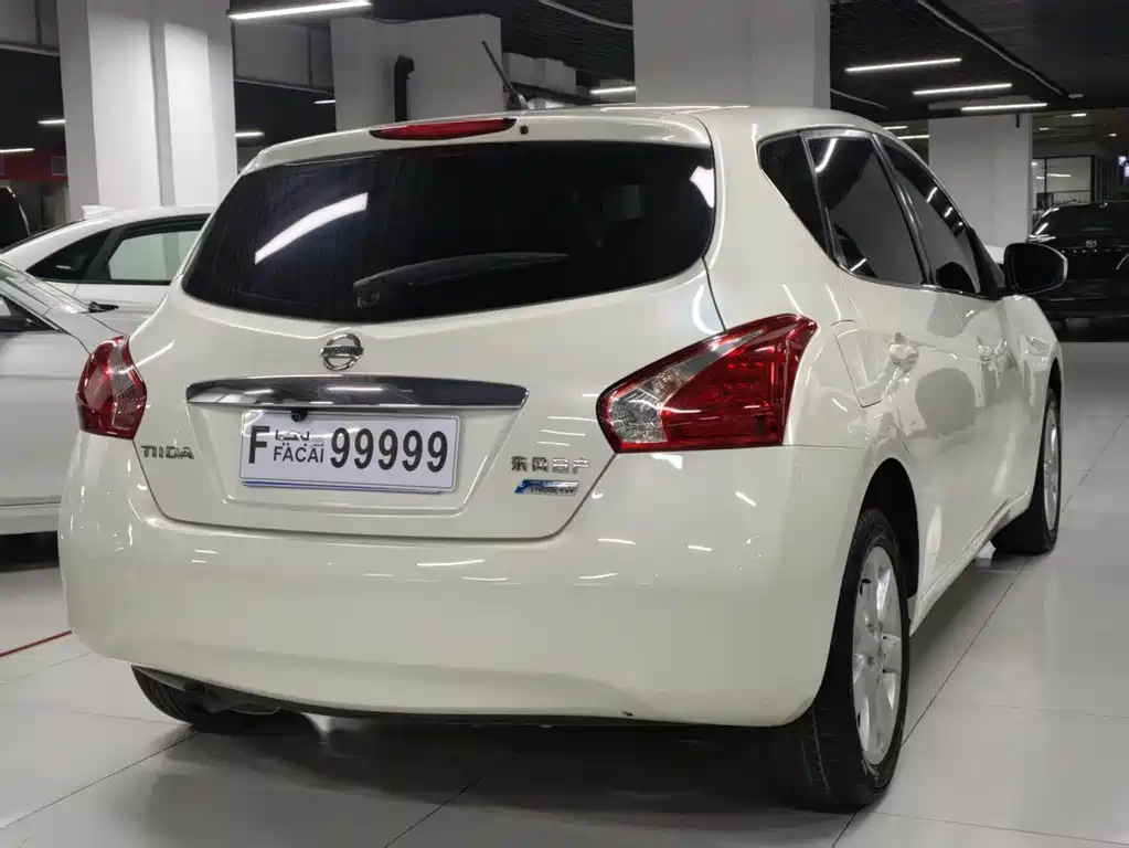 Nissan Tiida — миниатюра 3