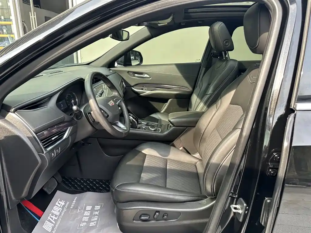 Cadillac XT4 2021 28T