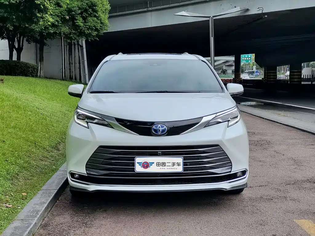 Toyota Sienna — миниатюра 2