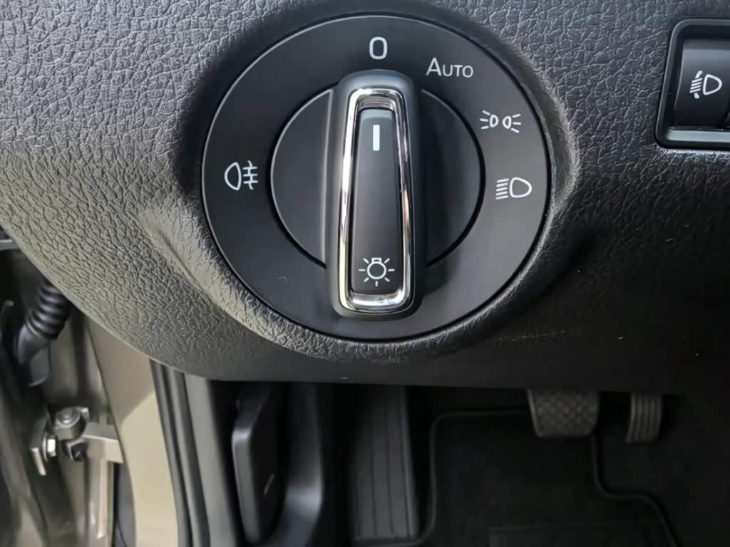 Skoda Kamiq 1.5 л 2022 г. желто-оранжевый, пробег 23000 км