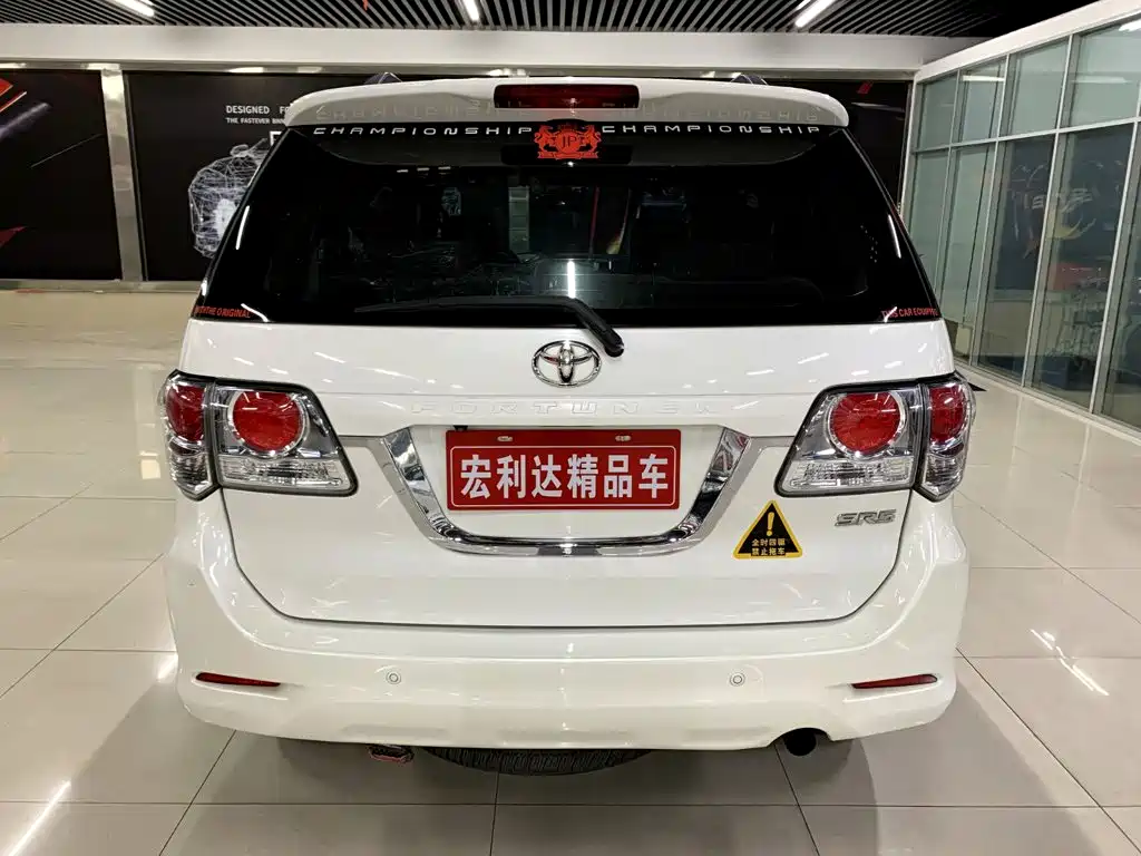 Toyota Fortuner — миниатюра 11