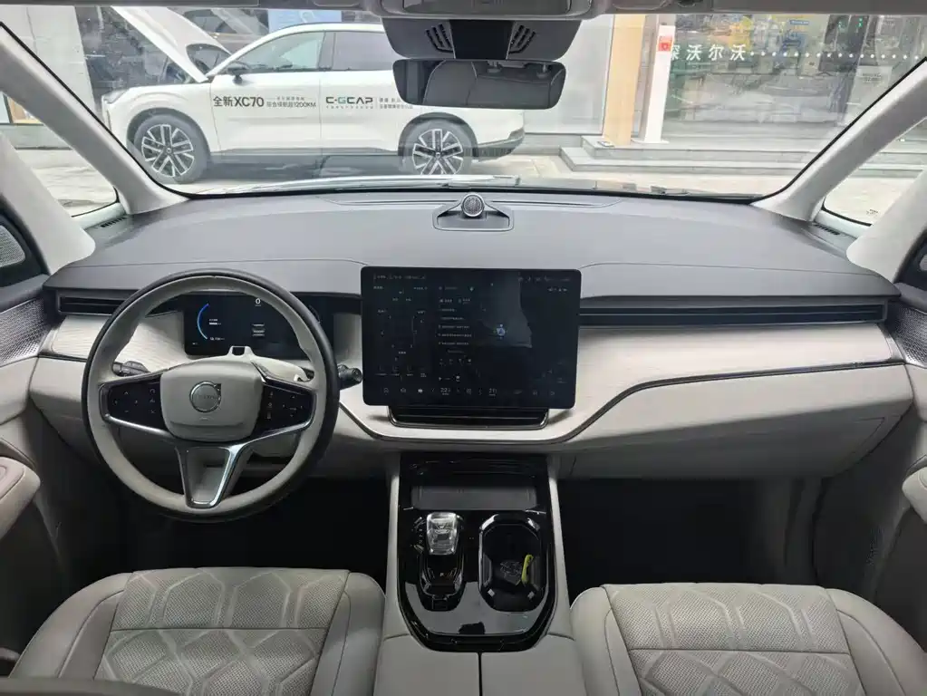 Volvo EM90 — миниатюра 11
