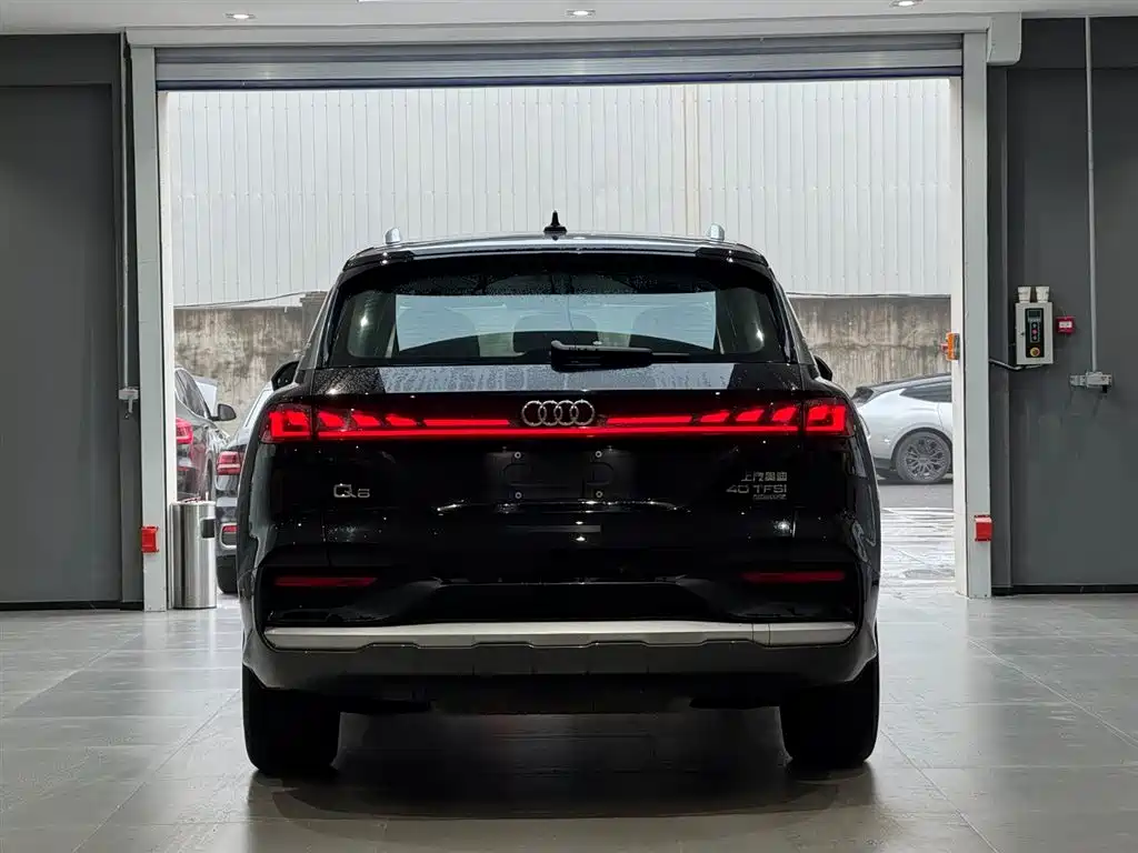 AUDI Q6