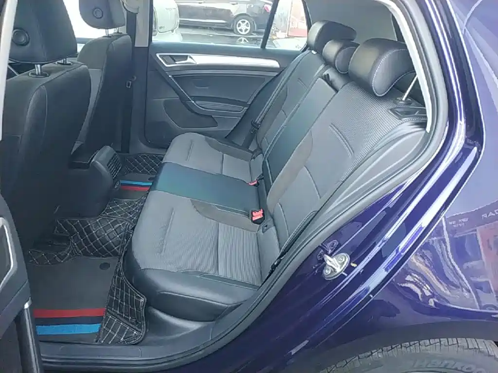 Volkswagen Golf EV — миниатюра 17