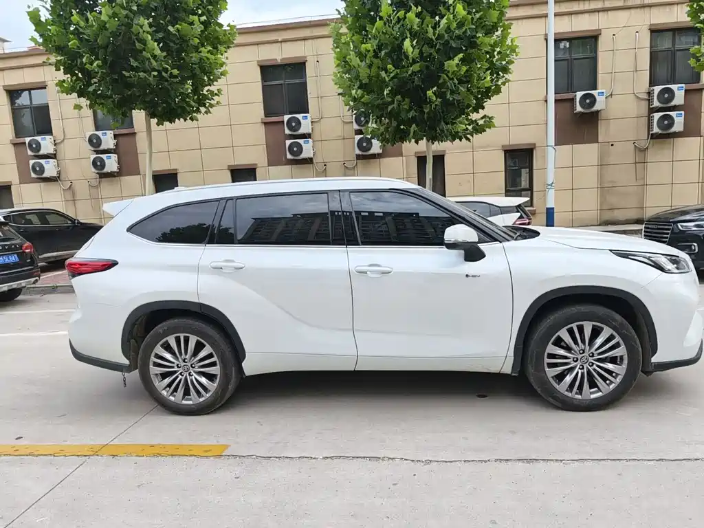 Toyota Highlander 2024 2.5L Luxury 7 мест